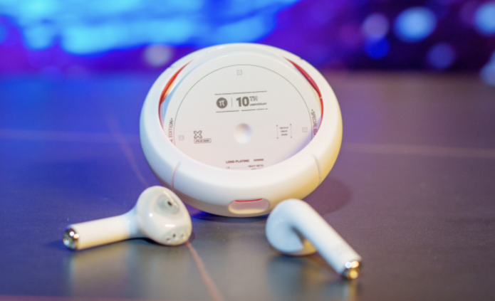 PiPods: Ultimate Earbuds with Iconic iPod Design